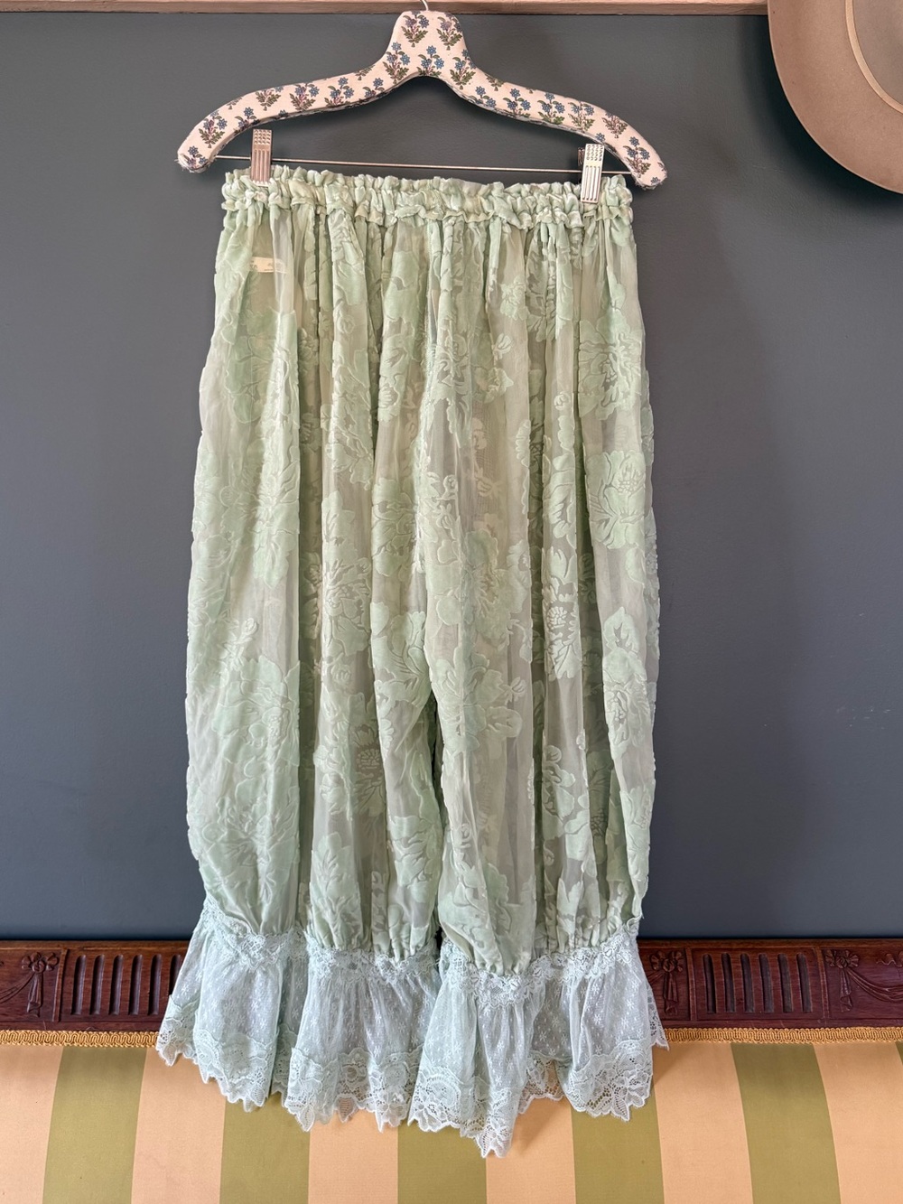 FREE PEOPLE FOREVER YOUNG VELVET FLORAL LACE VICTORIAN BLOOMER PANTS sz small - Picture 11 of 13